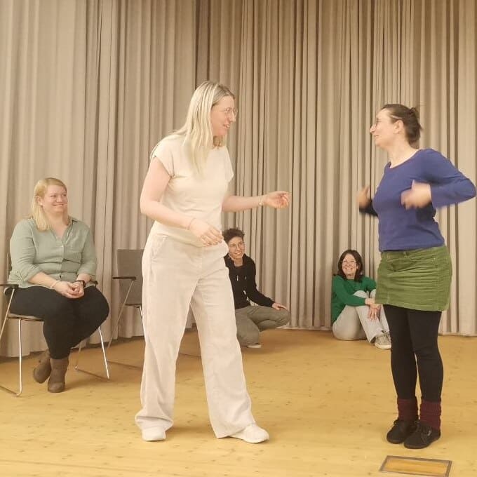 Menschen beim Improvisationstheater auf einer Bühne