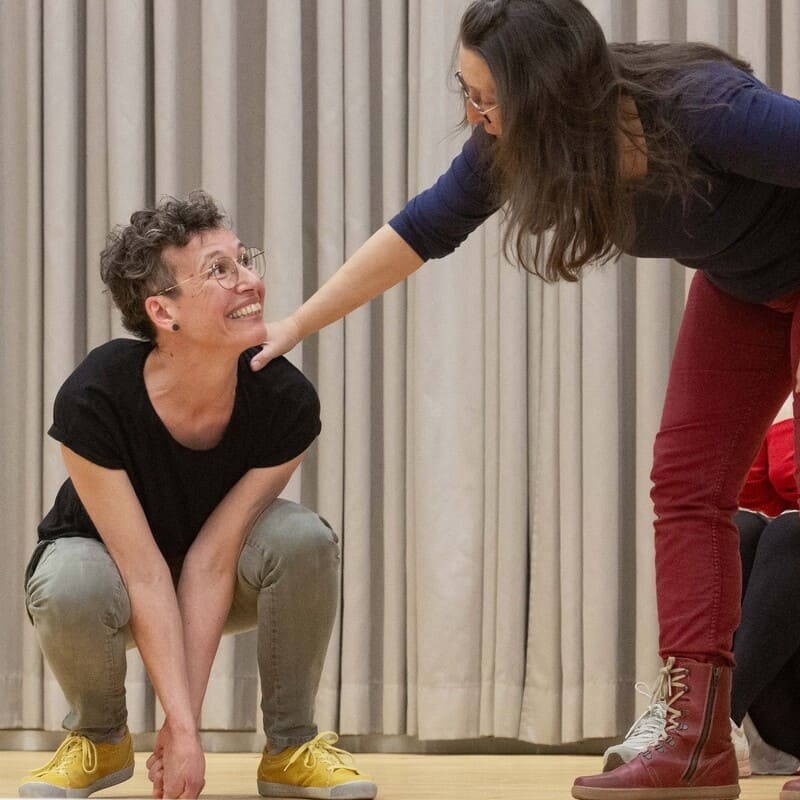 2 Frauen auf der Bühne spielen Improvisationstheater