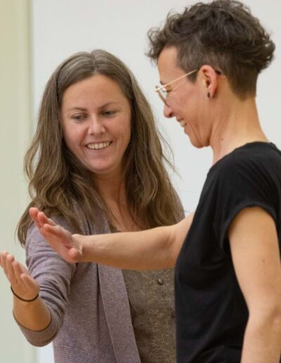 Zwei Personen beim Training von Führen und Folgen im Seminar zur Persönlichkeitsentwicklung Spiel Dich Frei!